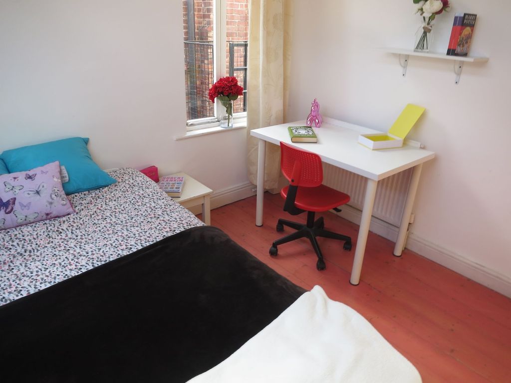 Property photo 3 of 12 Bright And Welcoming Single Bedroom Featuring A Co...