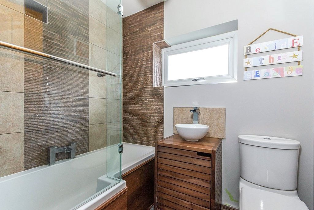 Property photo 3 of 11 Bathroom/Wc