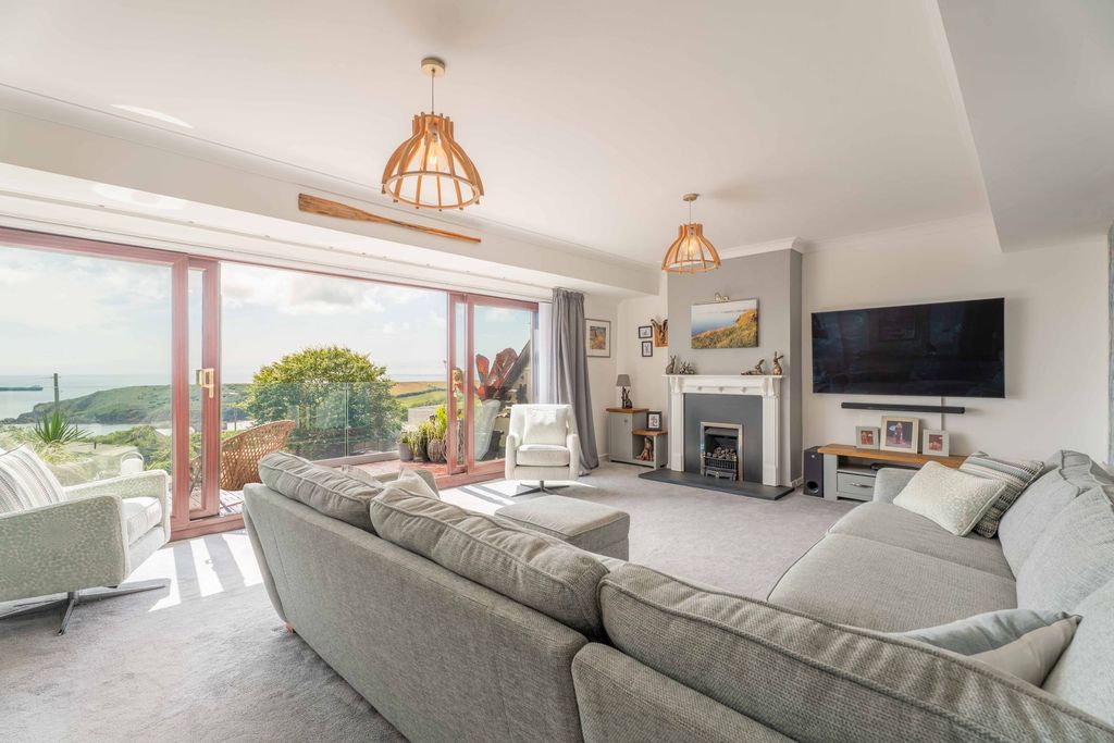 Property photo 3 of 38 1st Floor Living Room