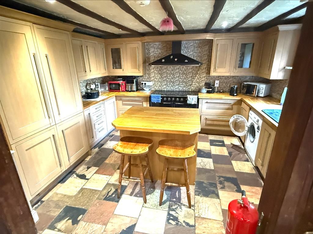 Property photo 3 of 10 Kitchen