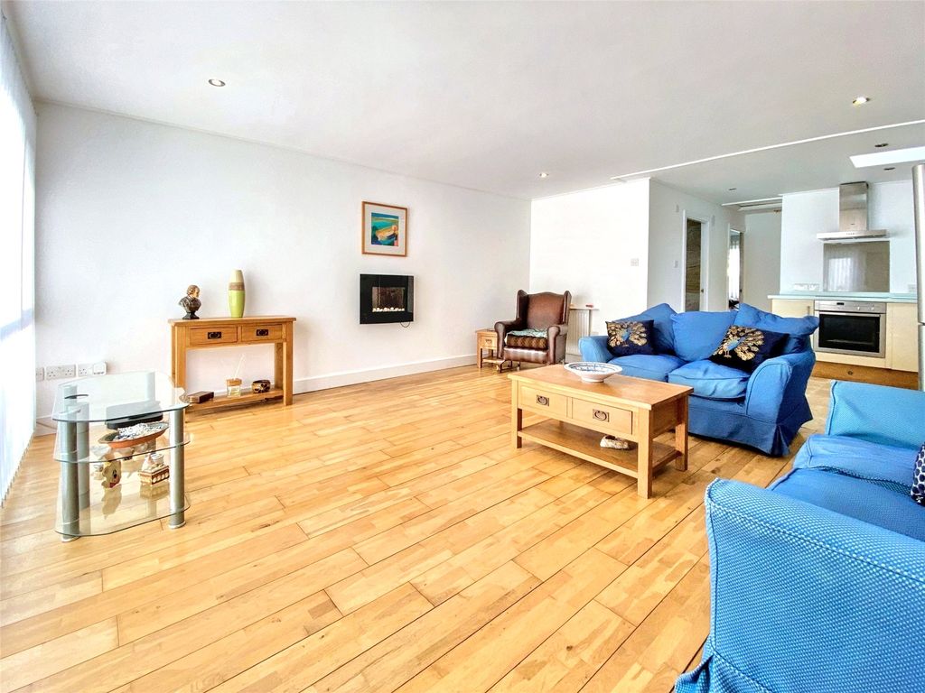 Property photo 2 of 16 Picture No. 05