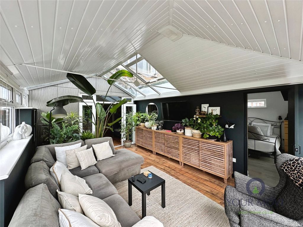 Property photo 3 of 34 Conservatory