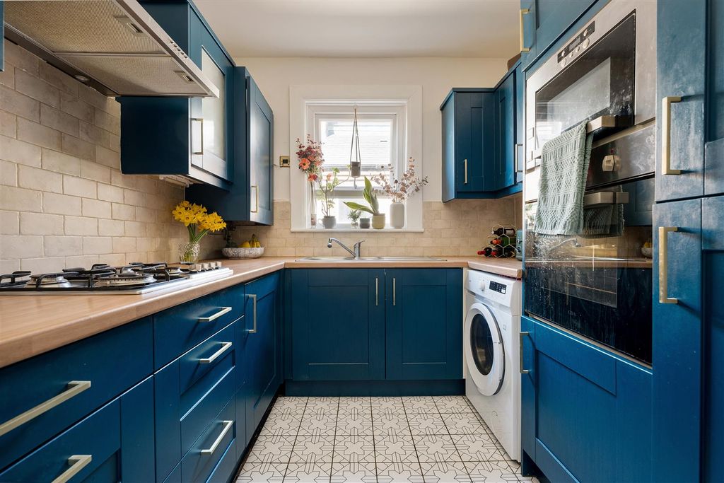 Property photo 3 of 26 Mersey Road, E17