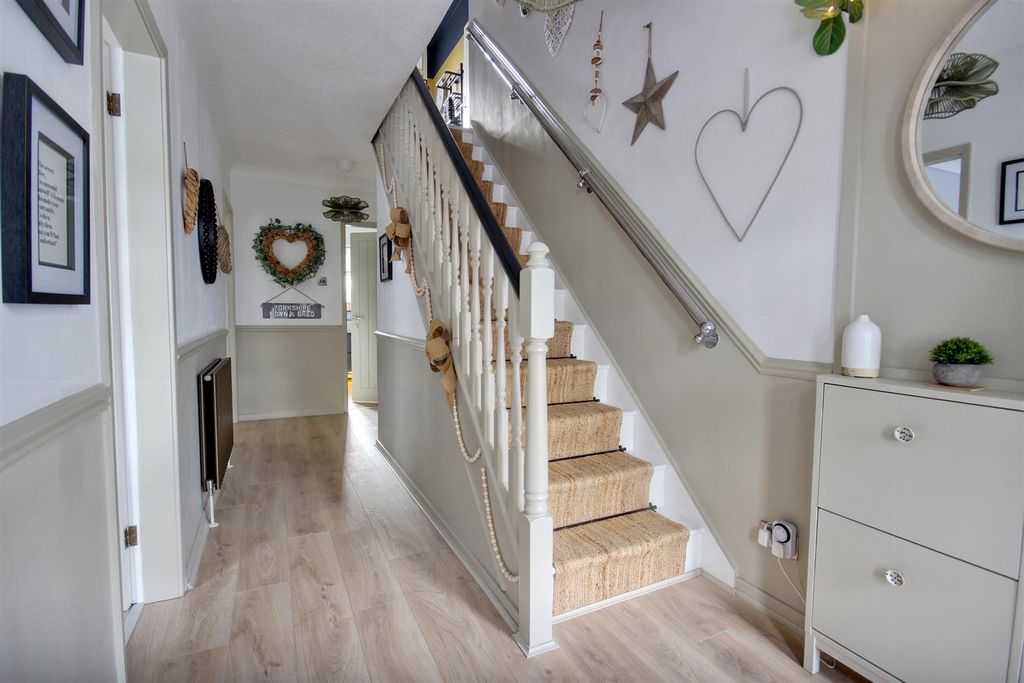 Property photo 2 of 33 Swinemoor Lane (1).Jpg