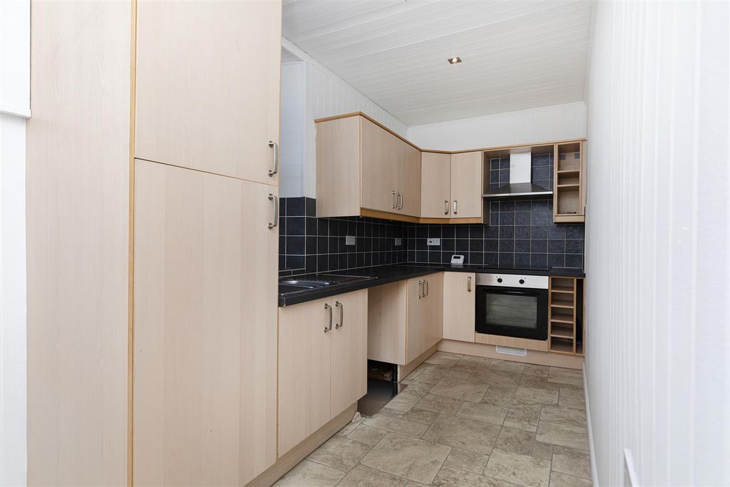 Property photo 3 of 19 Kitchen