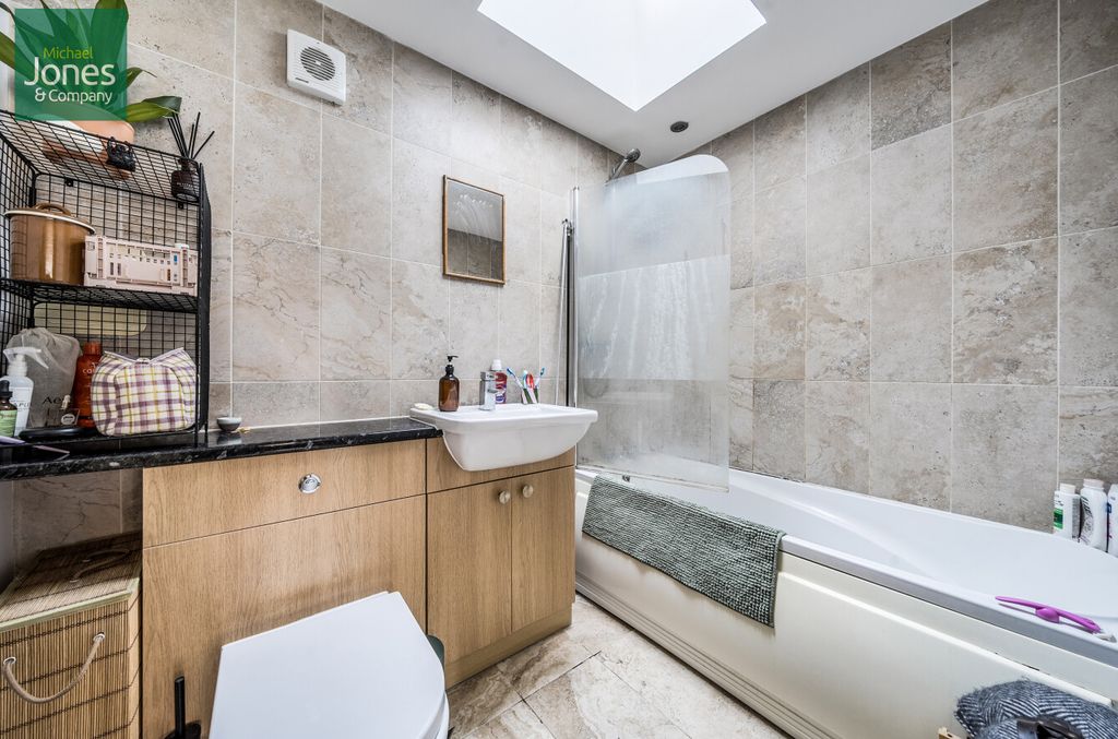 Property photo 2 of 9 Bathroom