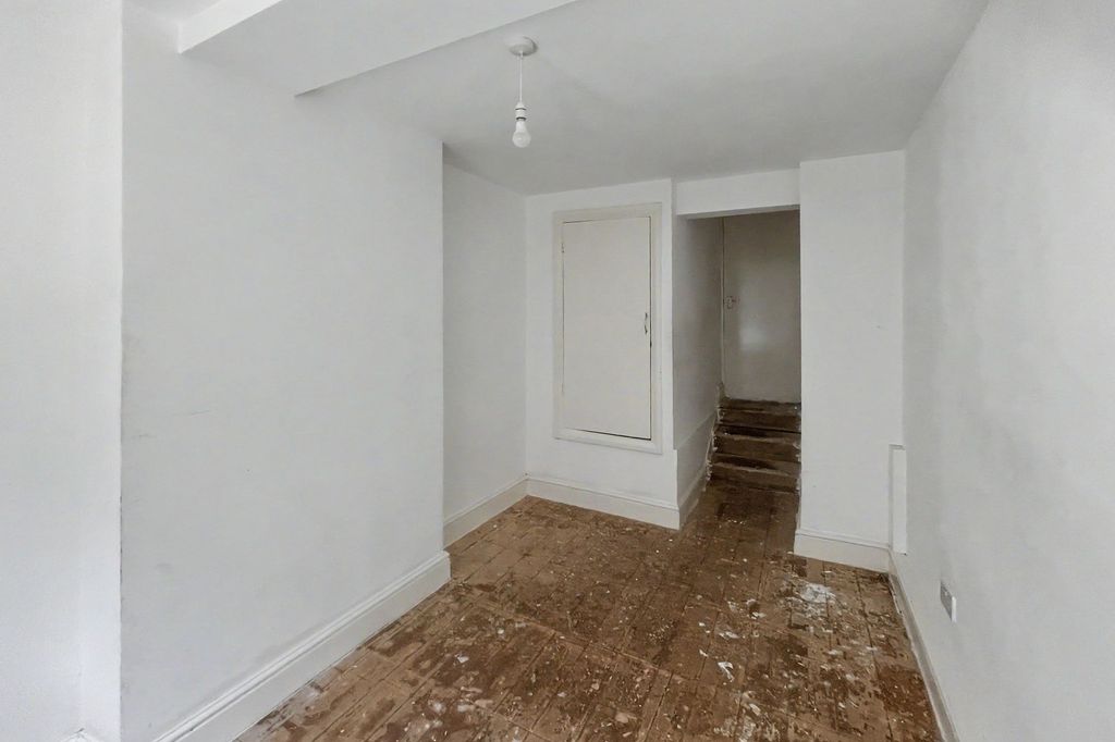 Property photo 2 of 12 Flat B, 106 Alderney Street, Pimlico, London, Sw1V 4Ez