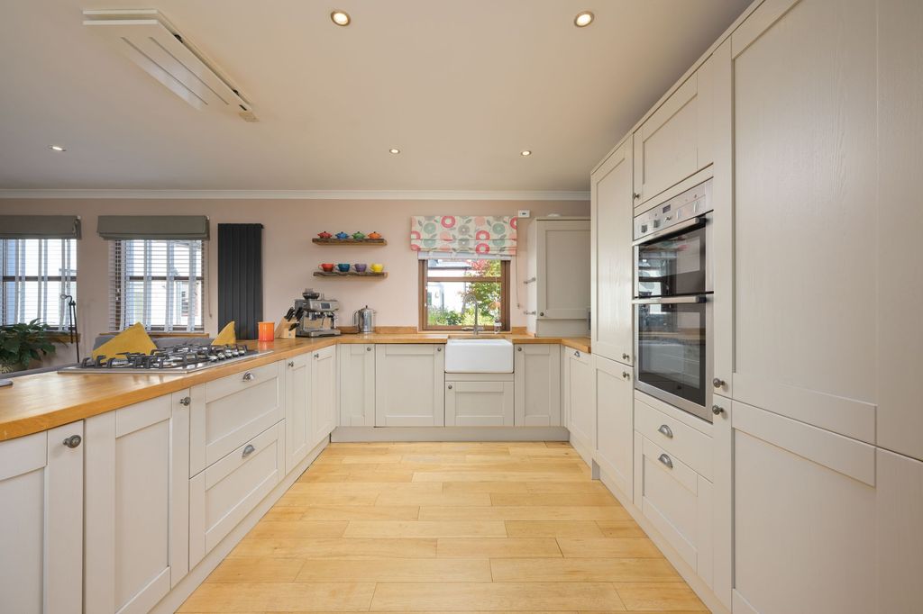 Property photo 3 of 17 Kitchen Area
