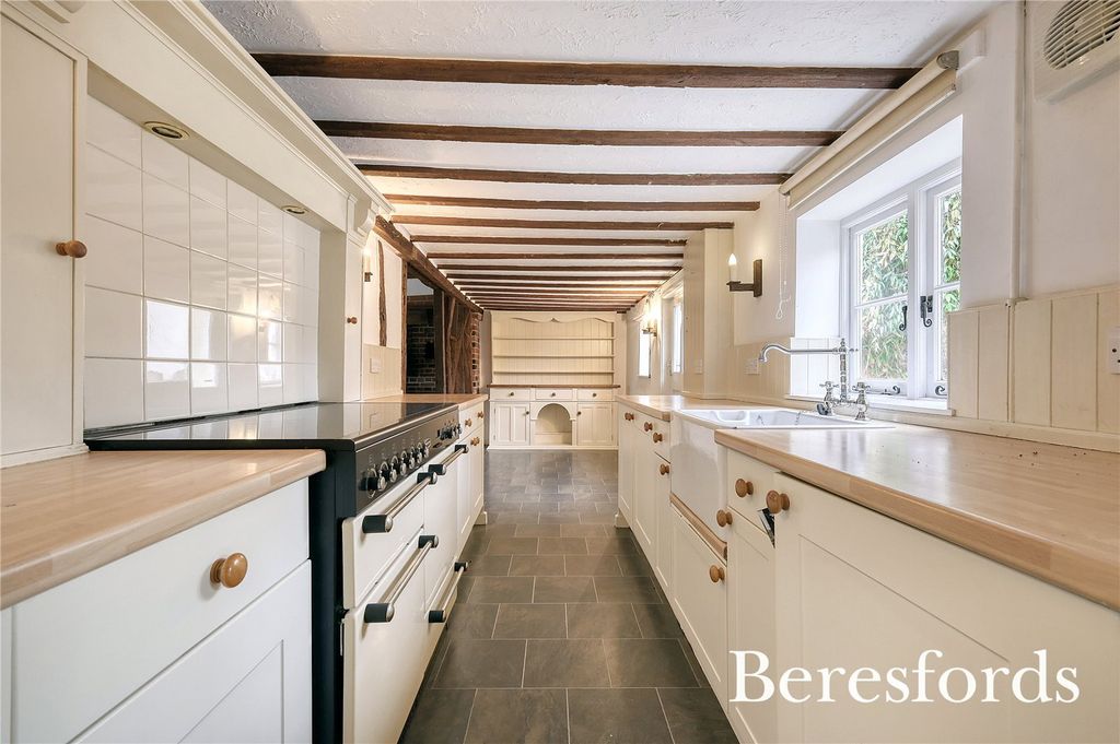 Property photo 3 of 12 Kitchen