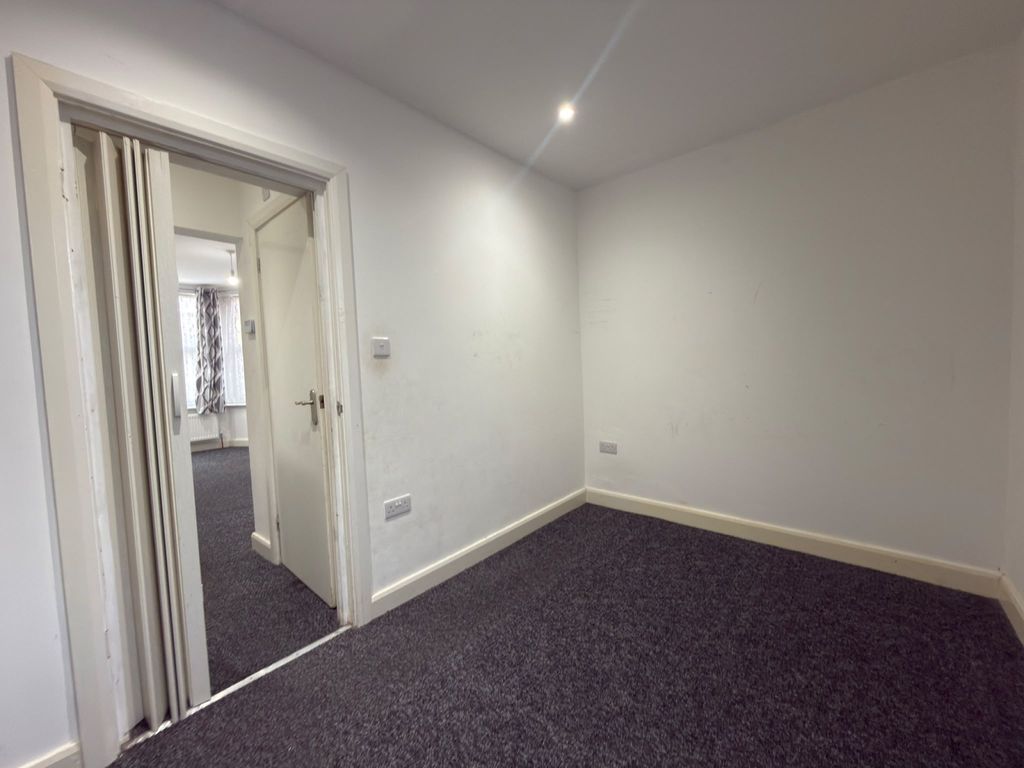 Property photo 1 of 5 One Bedroom First Floor Flat Close To Seven King Station- £1475 Inclusive
