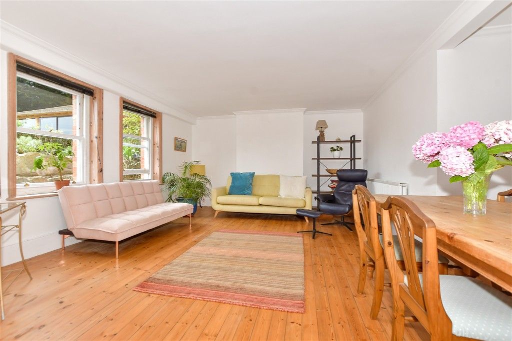 Property photo 1 of 12 Lounge