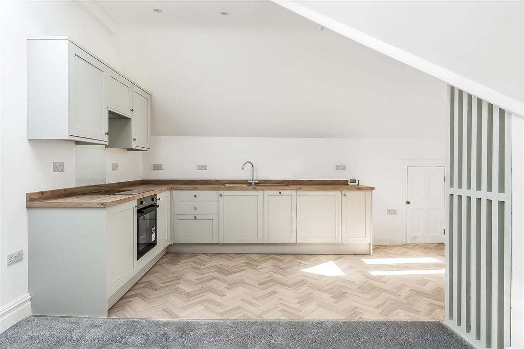 Property photo 3 of 25 Top-Floor-Flat-16-Upper-Grove-16.Jpg