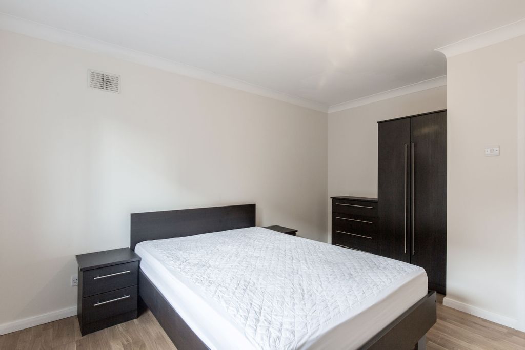 Property photo 2 of 8 Bedroom