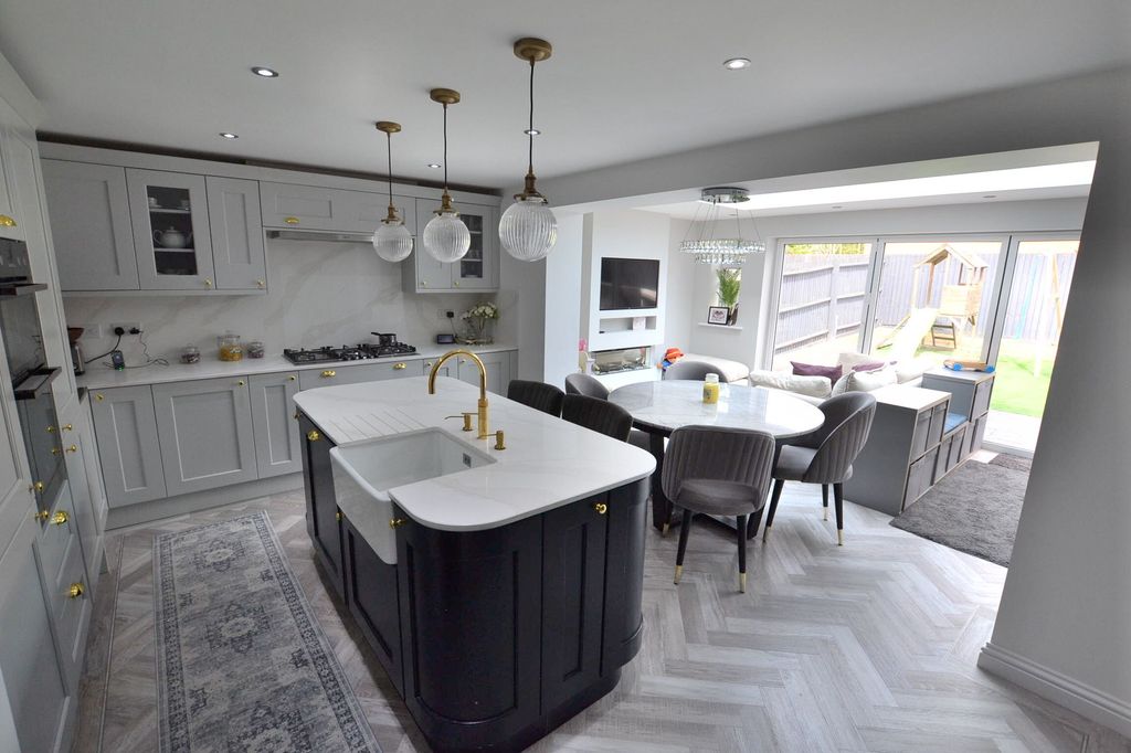 Property photo 2 of 43