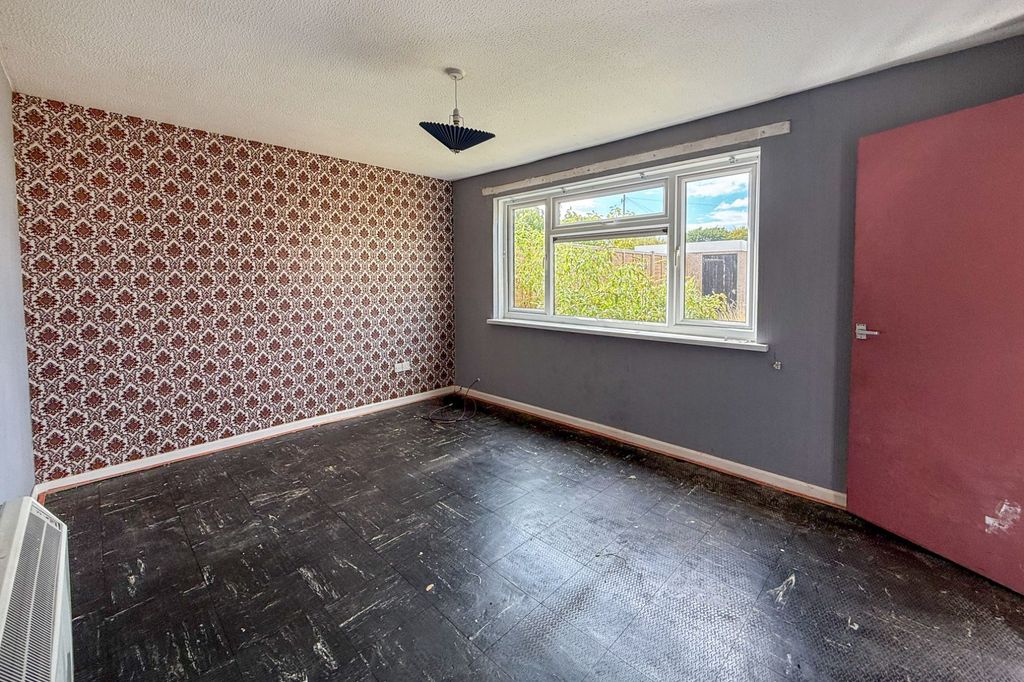 Property photo 2 of 20 9 Solent Gardens, Freshwater, Isle Of Wight, Po40 9Pn