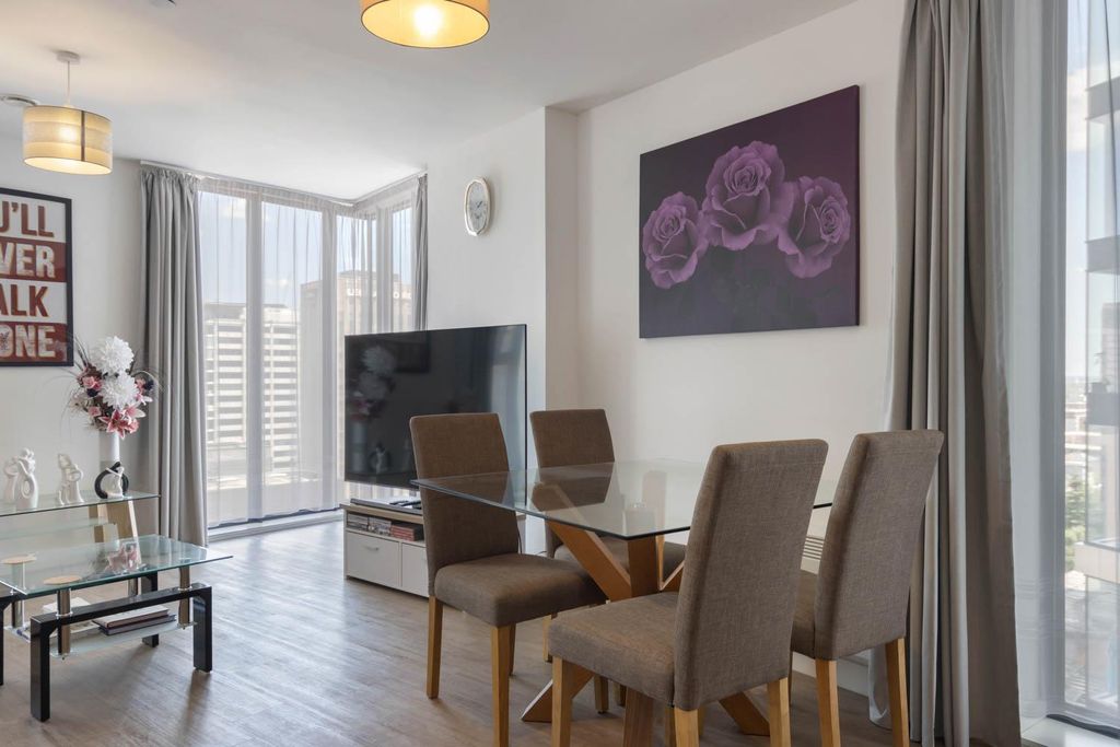 Property photo 3 of 17 Living/ Dining Area