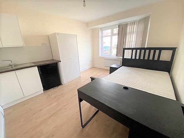 Property photo 1 of 7 Berkeley Avenue, Cranford, Tw4 6Lf