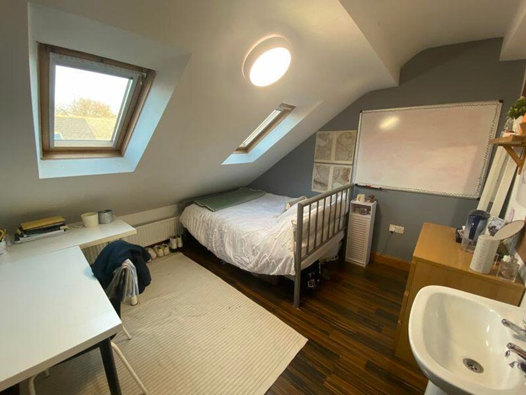 Property photo 1 of 10 A Bright And Inviting Double Bedroom Featuring A c...