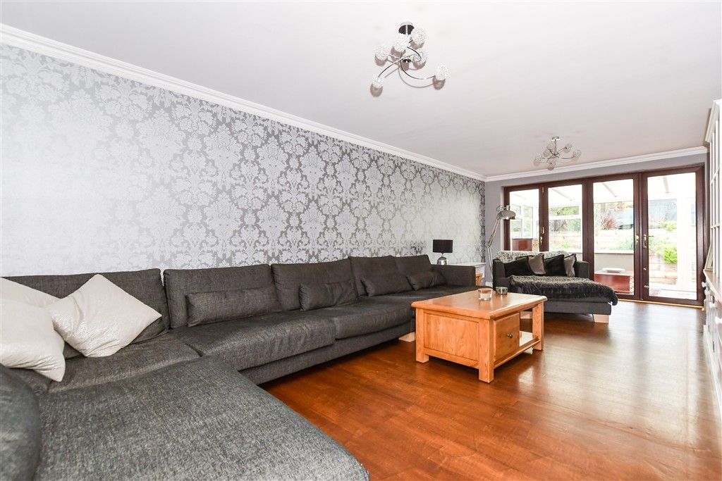 Property photo 1 of 11 Lounge