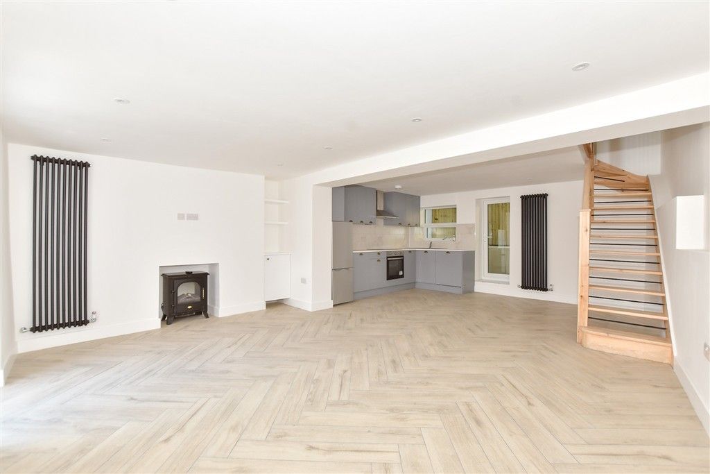 Property photo 1 of 21 Lounge