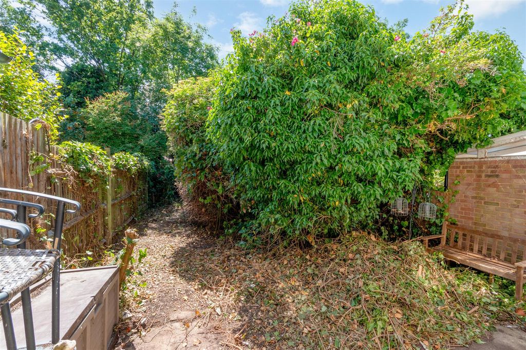 Property photo 3 of 12 Garden
