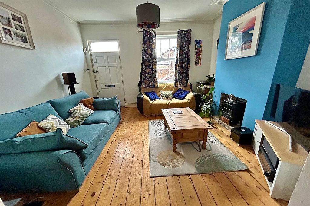 Property photo 3 of 18 Living Room