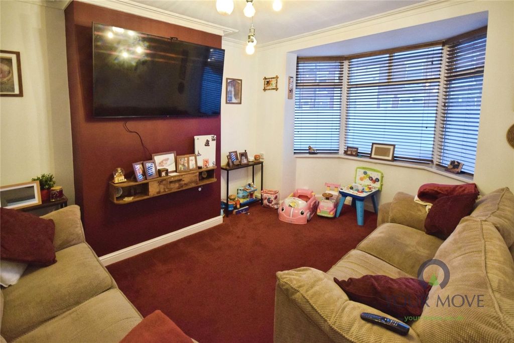 Property photo 3 of 18 Lounge