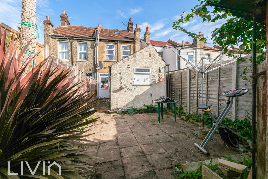 Property photo 3 of 9 Pemdevon Road  143 - (11)