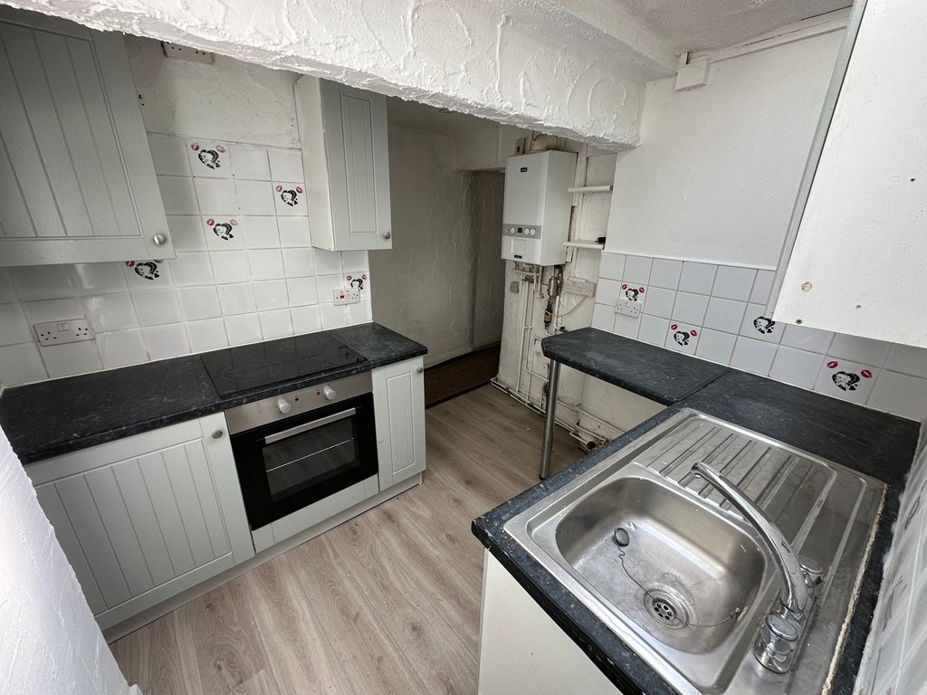 Property photo 3 of 6 Kitchen