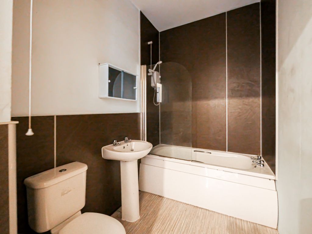 Property photo 2 of 8 Bathroom