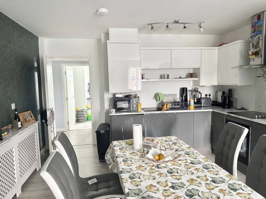 Property photo 2 of 8 3ce1Aefc-0352-49Ae-Bd90-Bdde9A18156B