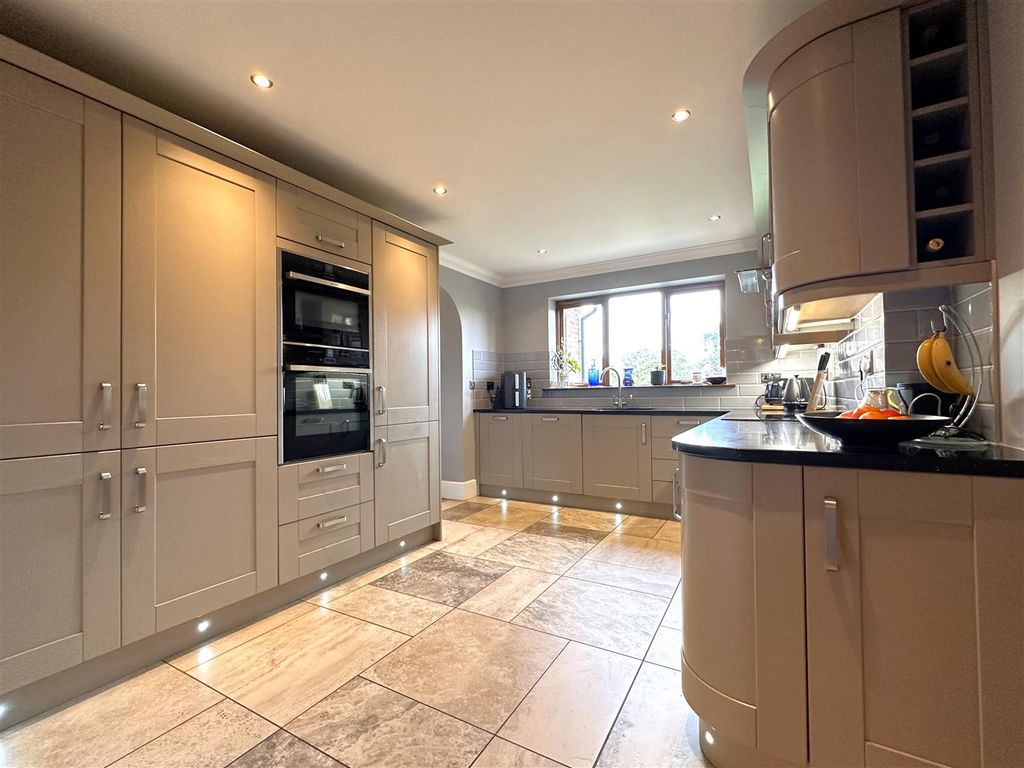 Property photo 2 of 28 Stunning Modern Kitchen 556