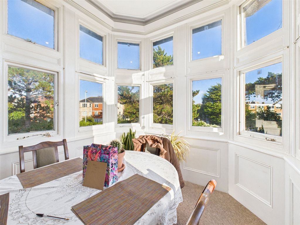 Property photo 2 of 15 Lounge