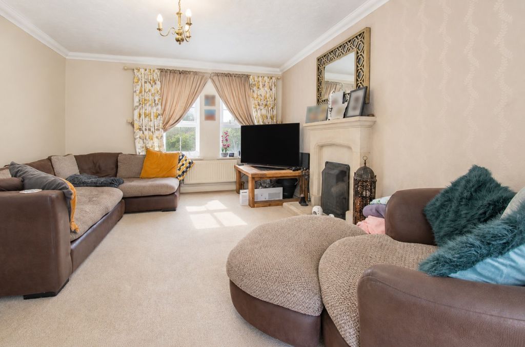 Property photo 3 of 14 Lounge