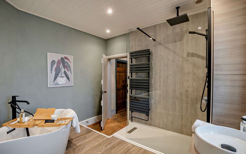 Property photo 3 of 26 Family Bathroom