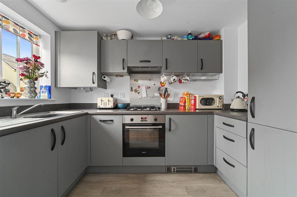 Property photo 3 of 11 Kitchen