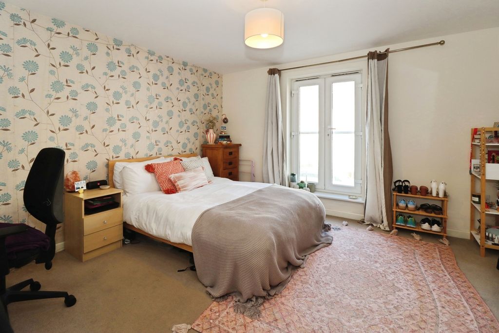 Property photo 2 of 17 Lounge/Bedroom