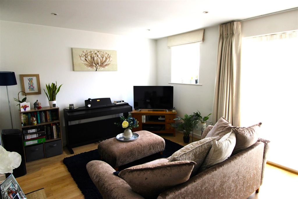 Property photo 2 of 11 Lounge 2.Jpg