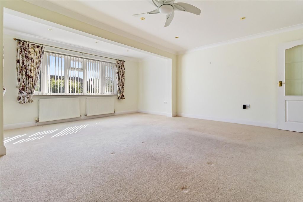 Property photo 3 of 17 5A Tamarisk Way_006.Jpg