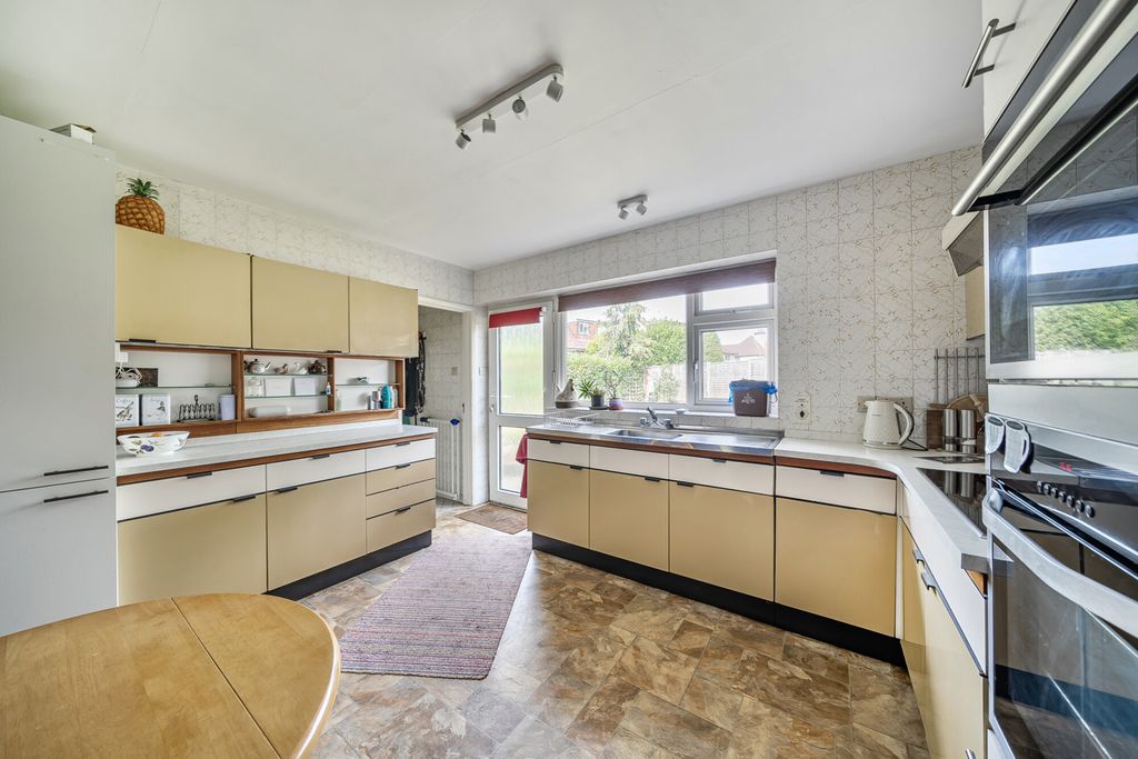 Property photo 3 of 21 1298961-10-6839ce...