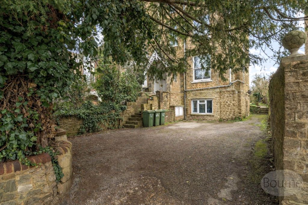 Property photo 2 of 19 Picture No. 24