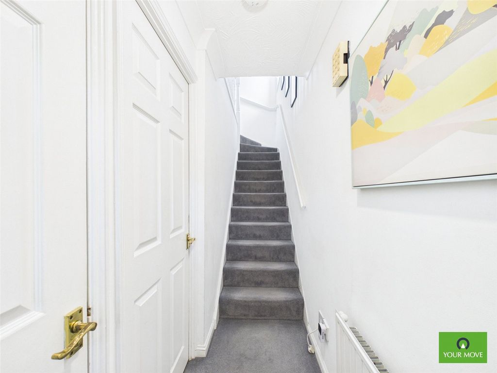 Property photo 2 of 11 Hallway