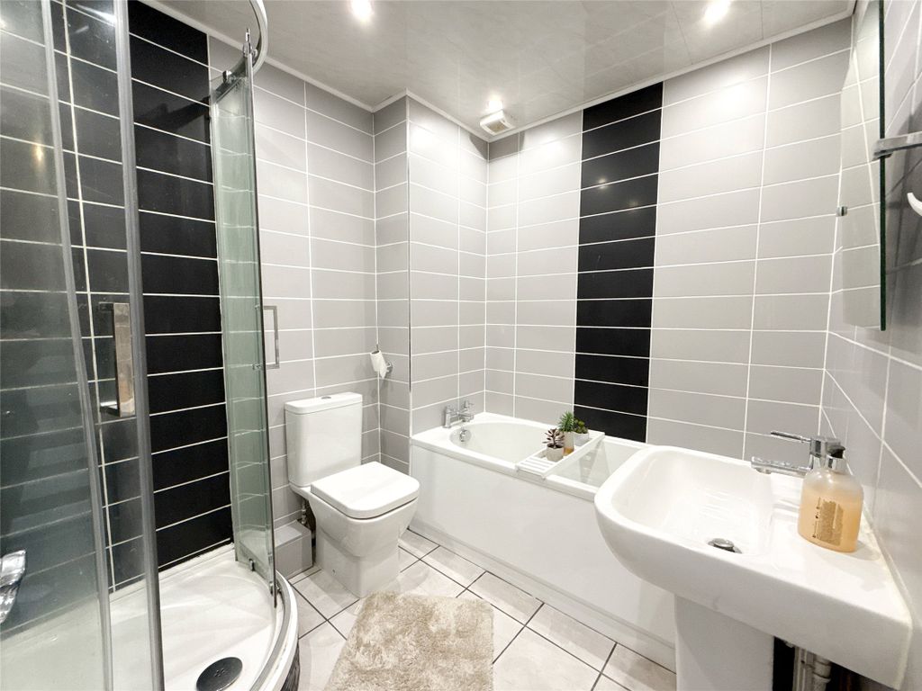 Property photo 3 of 17 Bathroom