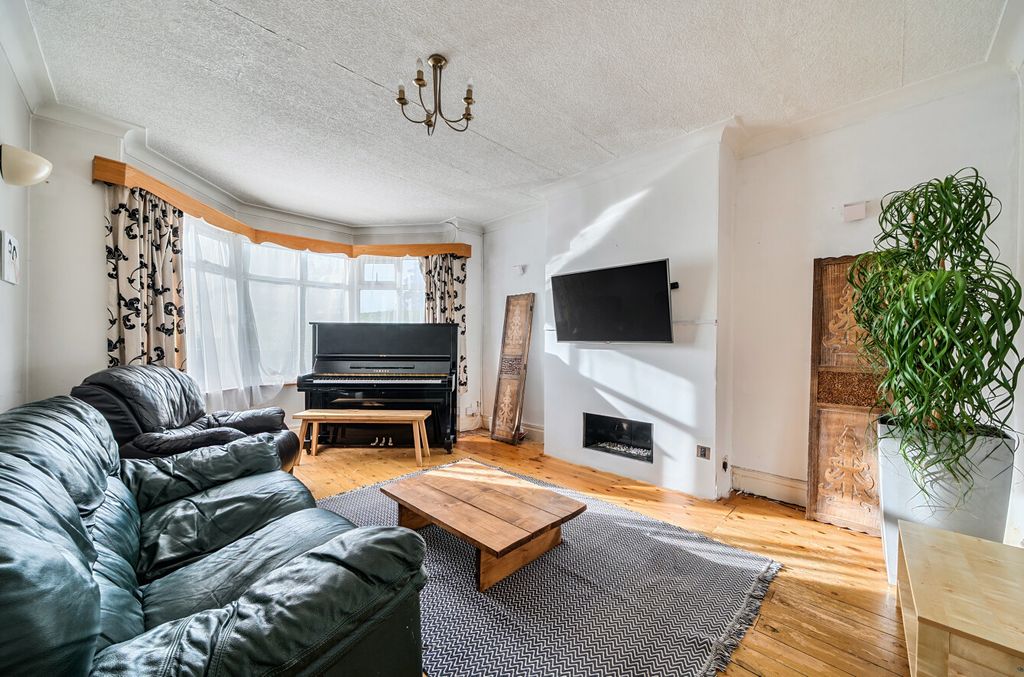 Property photo 2 of 19 Lounge