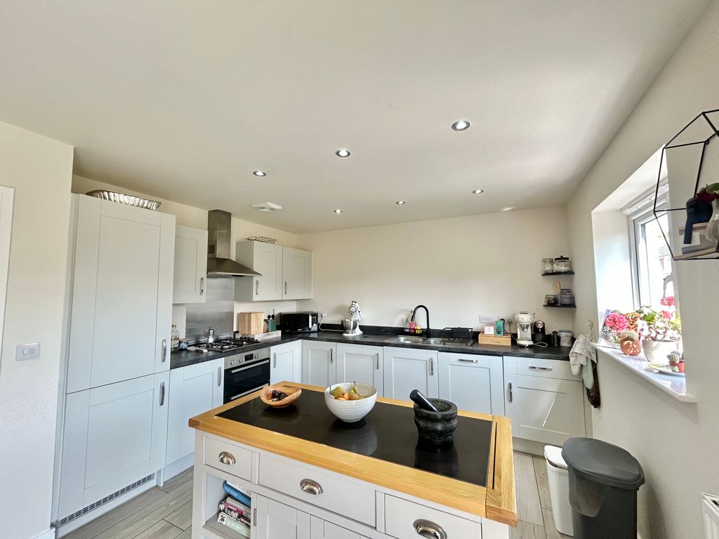 Property photo 2 of 24 Kitchen