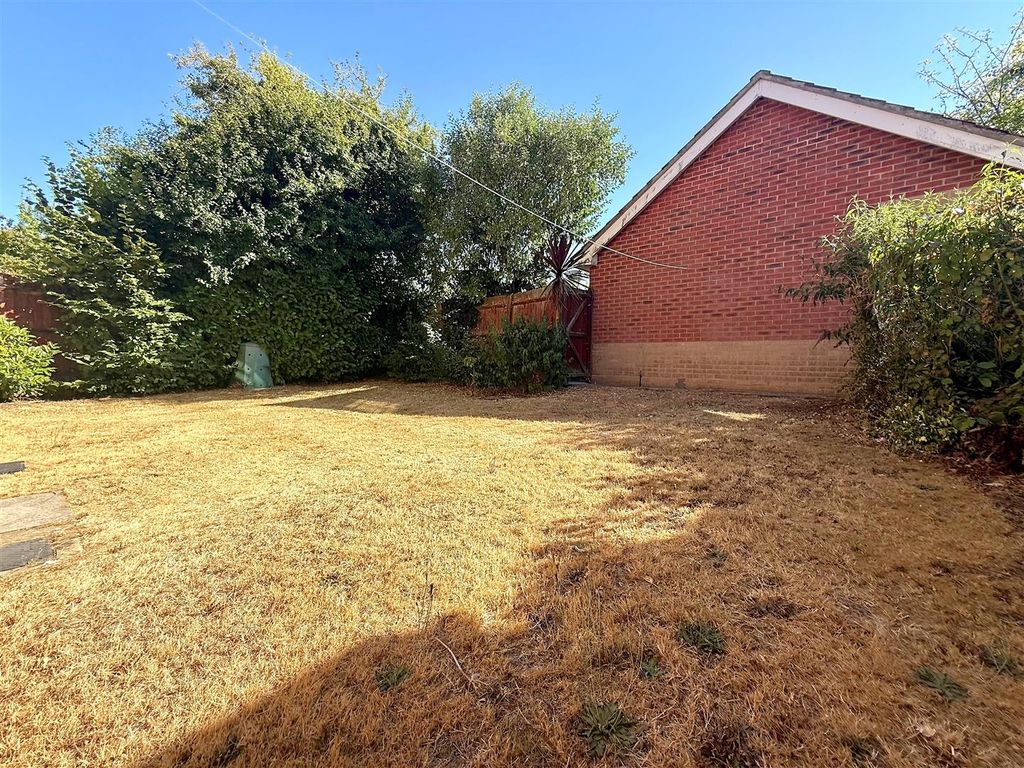Property photo 2 of 12 Garden 2.Jpg
