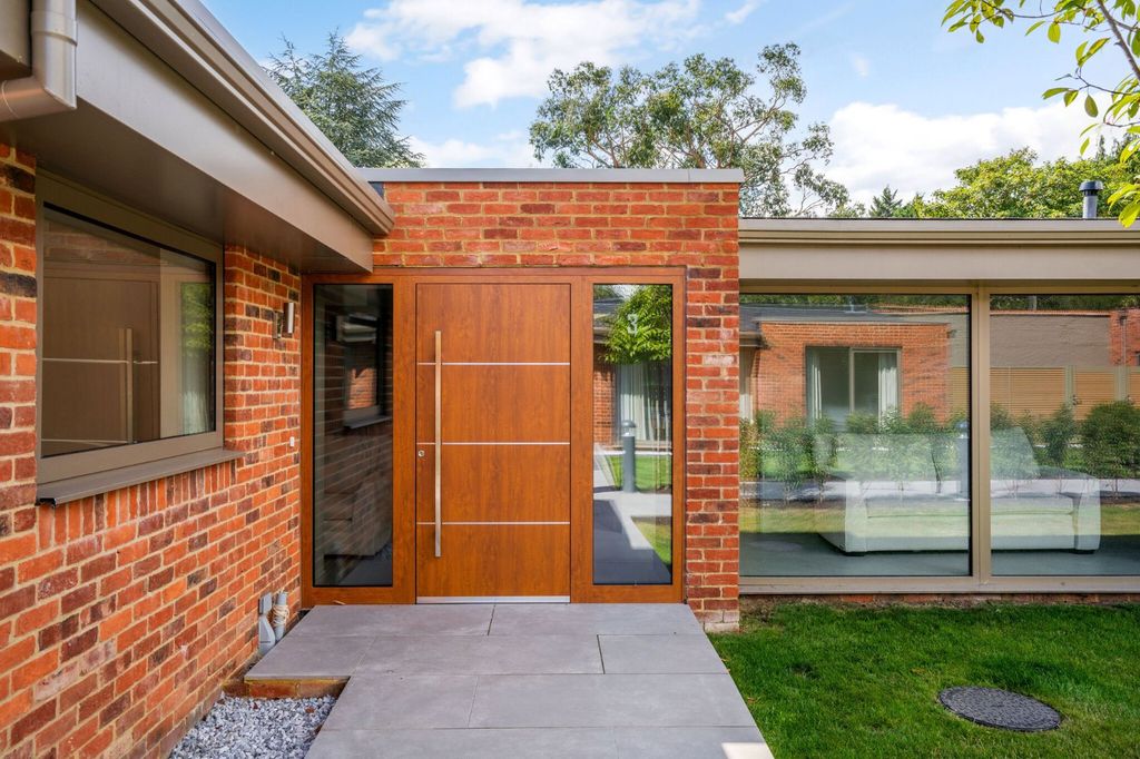 Property photo 3 of 11 Front