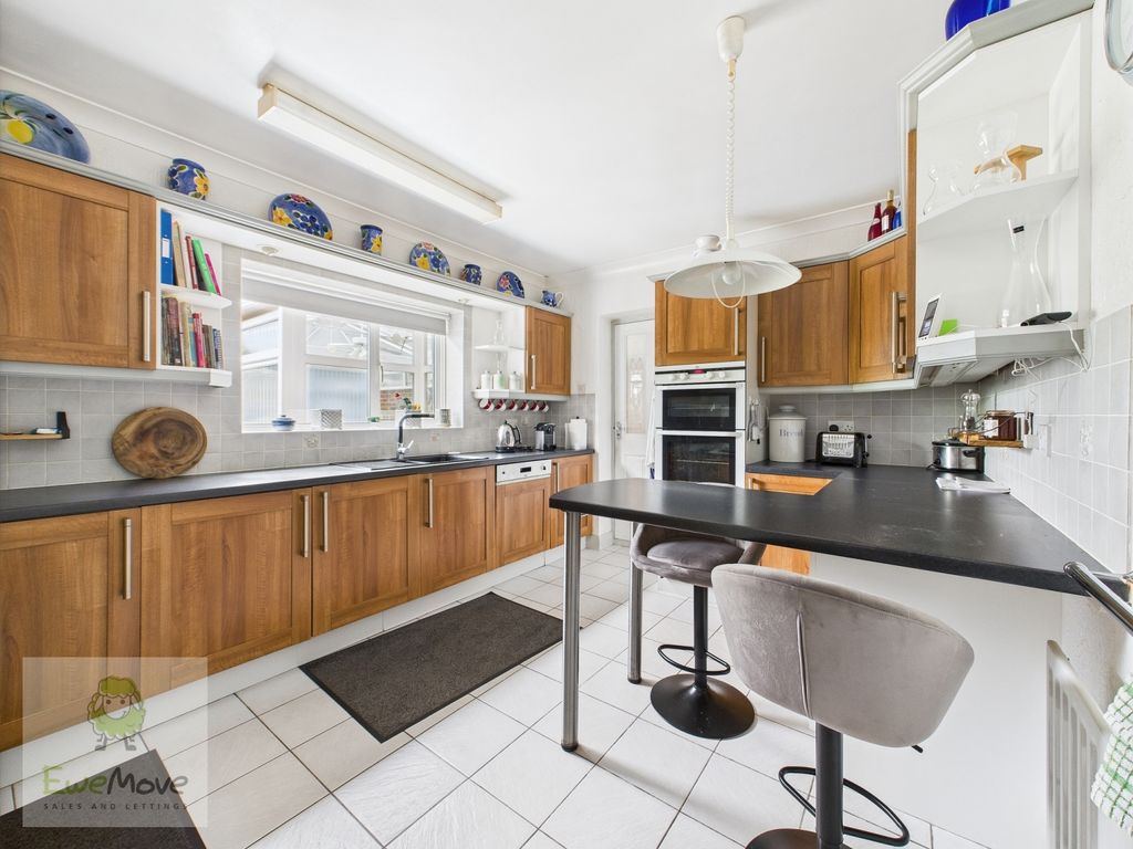 Property photo 3 of 21 Kitchen