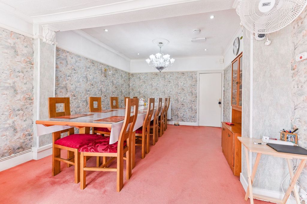 Property photo 3 of 34