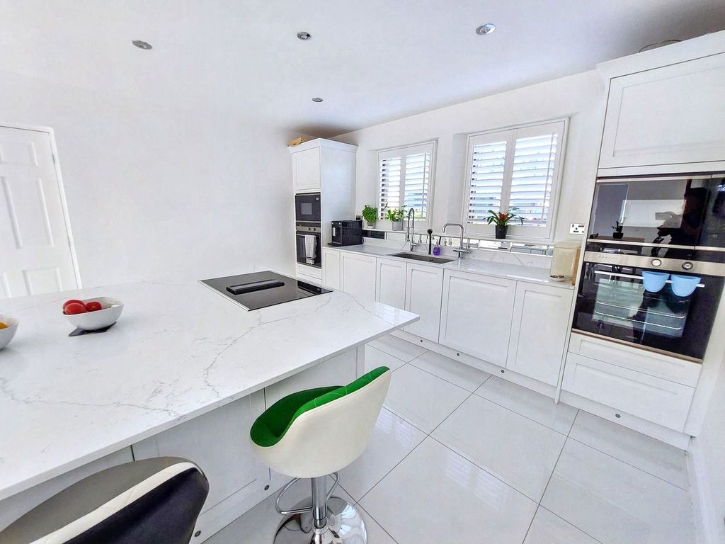 Property photo 2 of 32
